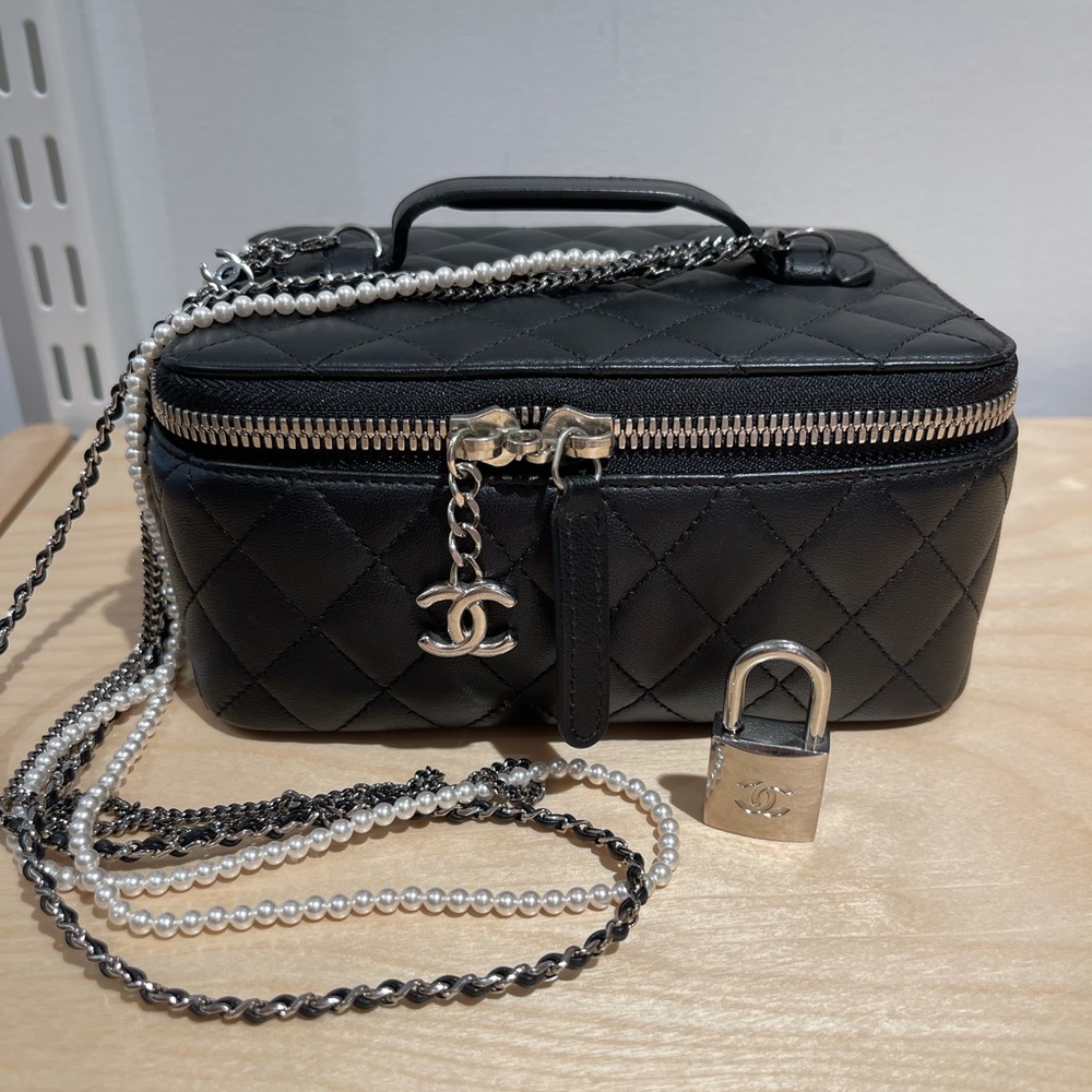 💓SOLD💓Chanel Quilted Lambskin Vanity Makeup Chain Bag